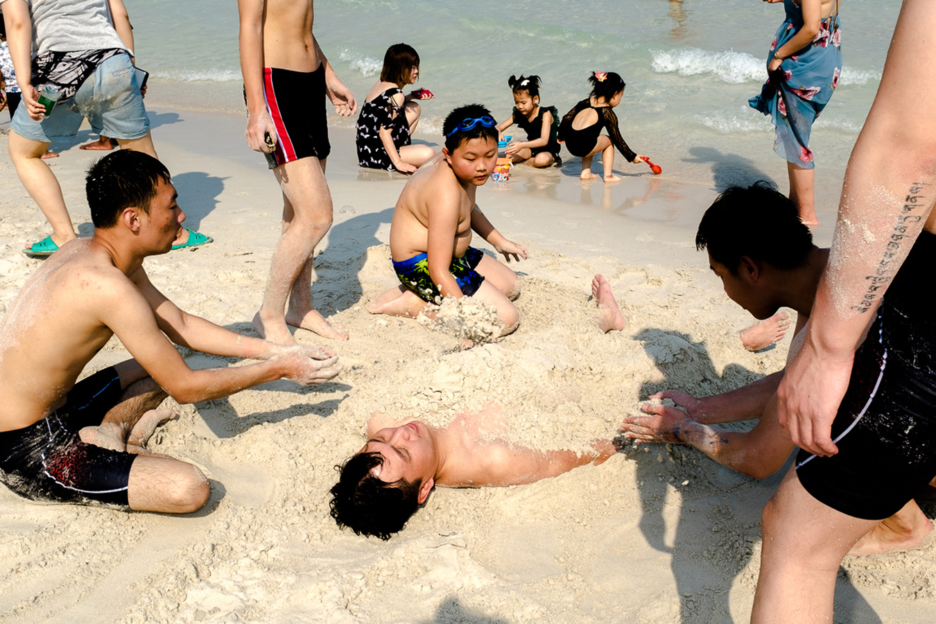 Summer Exposed: Larry Hallegua’s Unfiltered Beach Candids